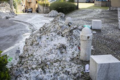 Maltempo a Nembro: le strade ricoperte di grandine 11