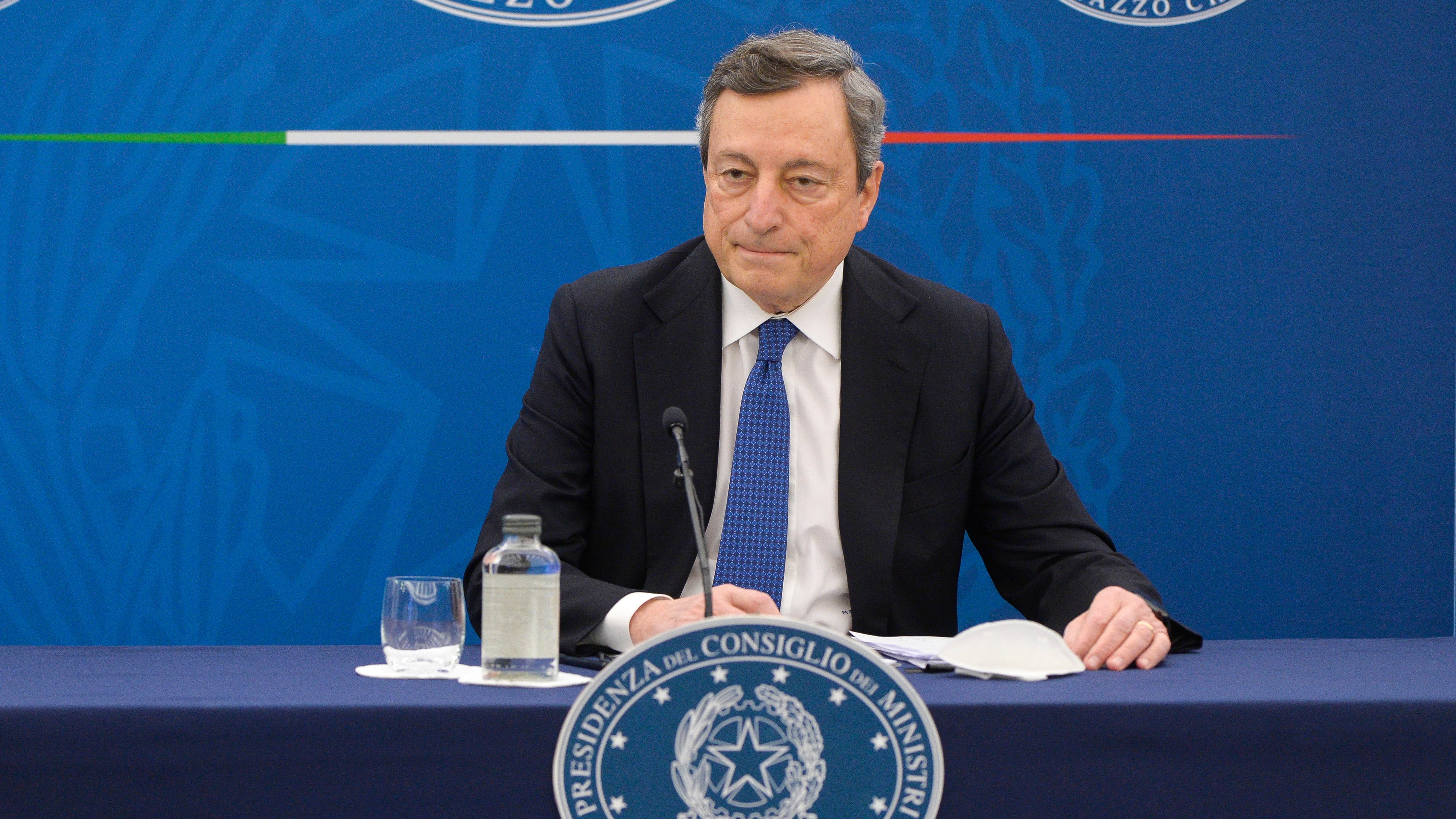 Draghi tuona contro i furbetti del vaccino: "Basta saltare la fila"