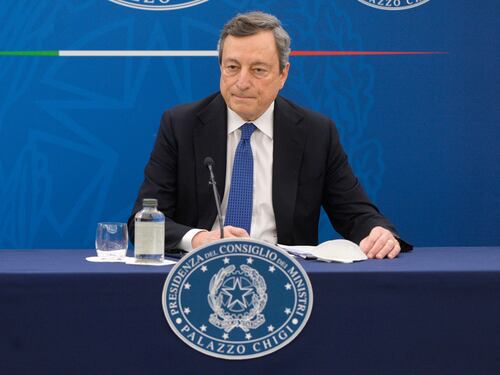 Draghi tuona contro i furbetti del vaccino: "Basta saltare la fila"