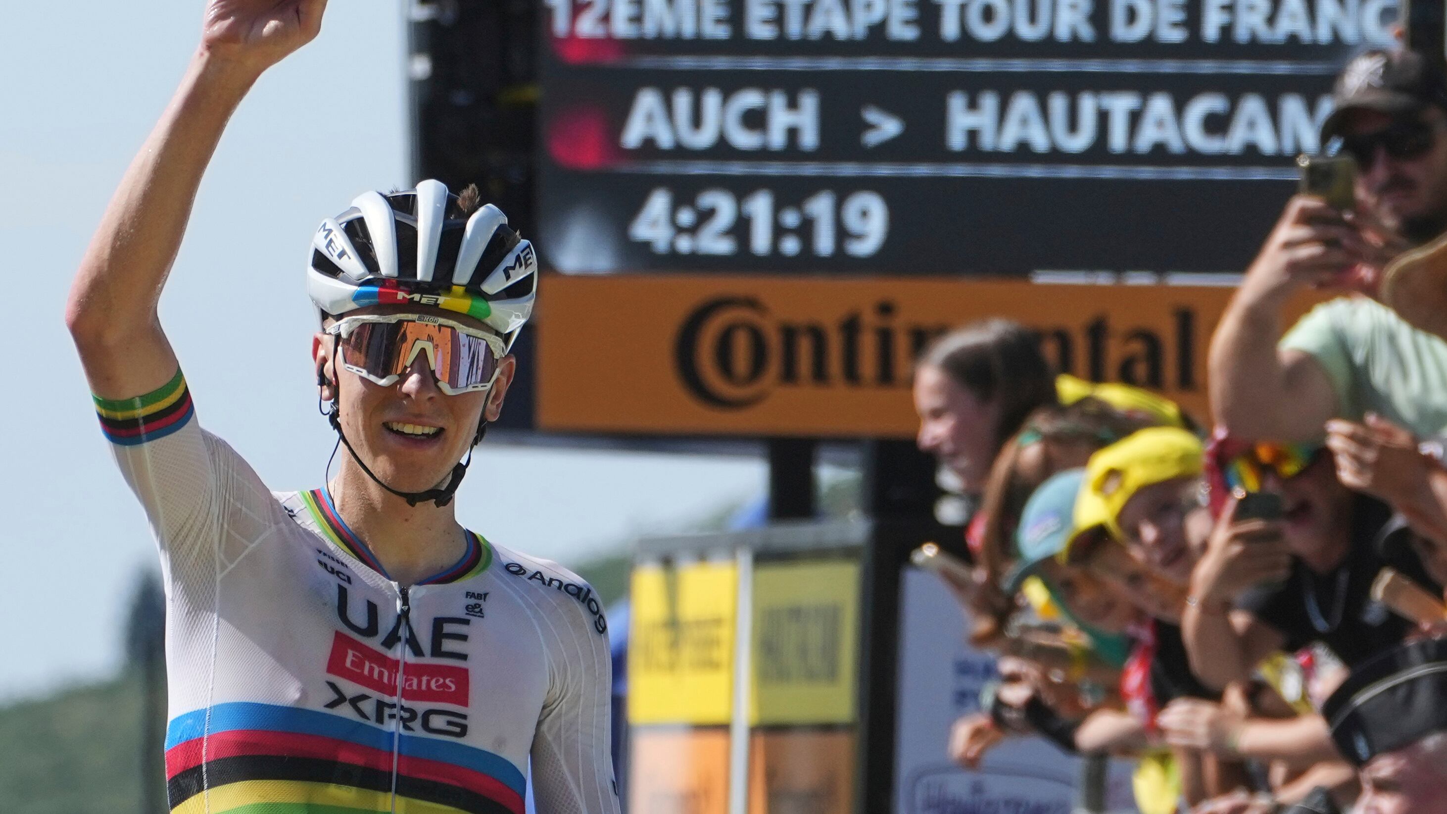 L'emozione di quel dito alzato verso il cielo. Pogacar dedica la vittoria a Samuele
