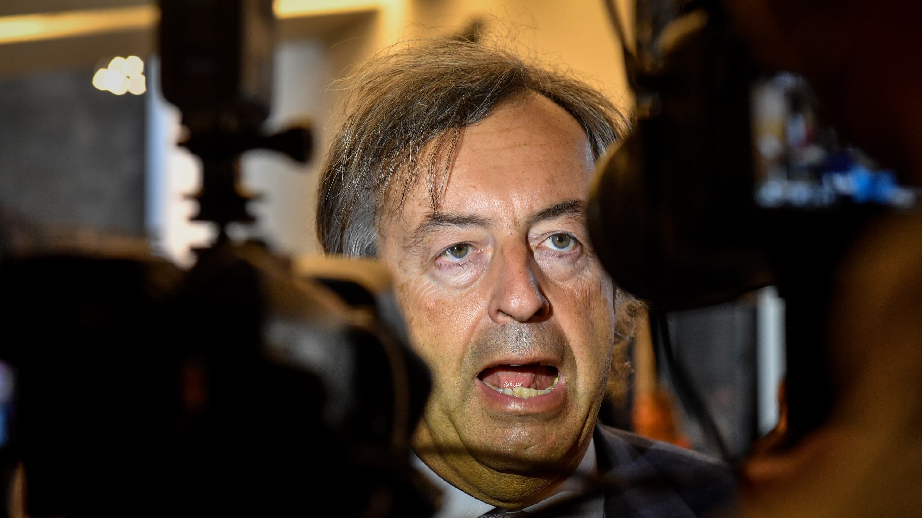 Burioni torna all’attacco sullo stop multe ai No Vax. E scoppia la rissa politica