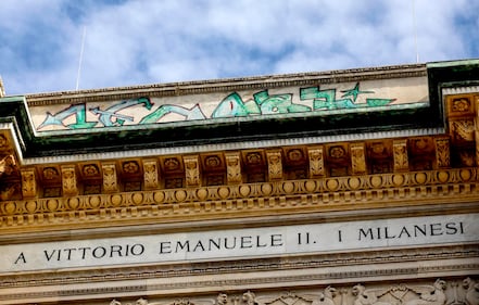 Lo sfregio dei vandali alla Galleria Vittorio Emanuele II 3