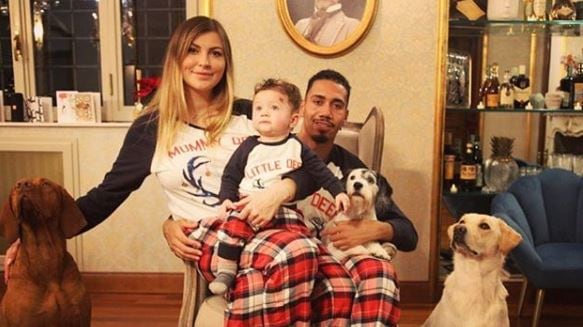 Smalling e la moglie salutano la piccola cagnolina morta: "Eri parte della famiglia"