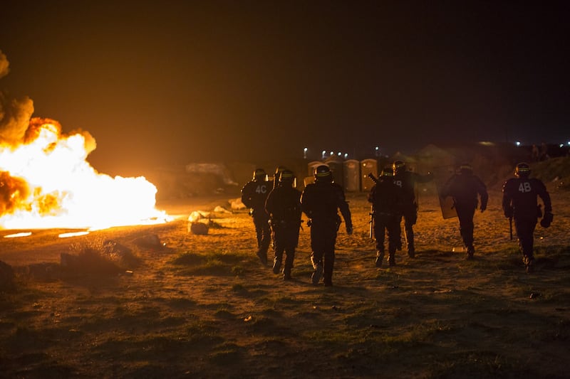 A Calais scoppia la rivolta nella "giungla" 14
