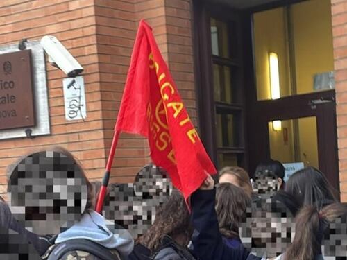 "La bandiera delle Brigate Rosse? Una carnevalata". Ma il caso finirà in Parlamento