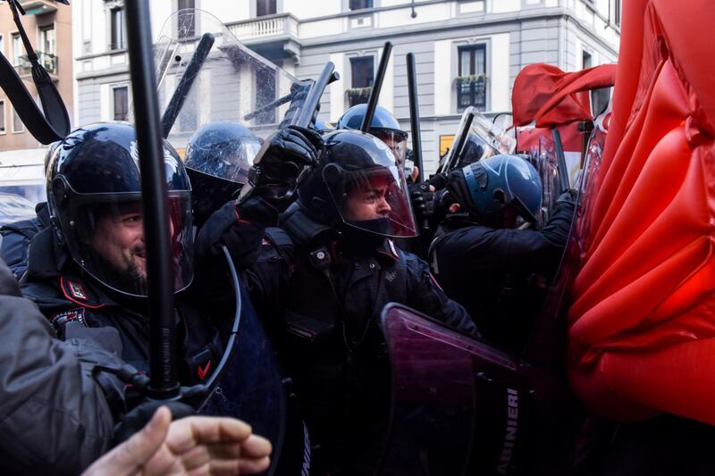 Scontri alla manifestazione antifascista a Milano 6