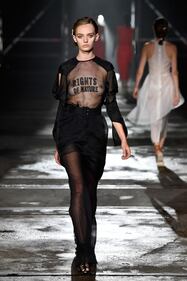 Le modelle sfilano alla Mercedes-Benz Fashion Week 3