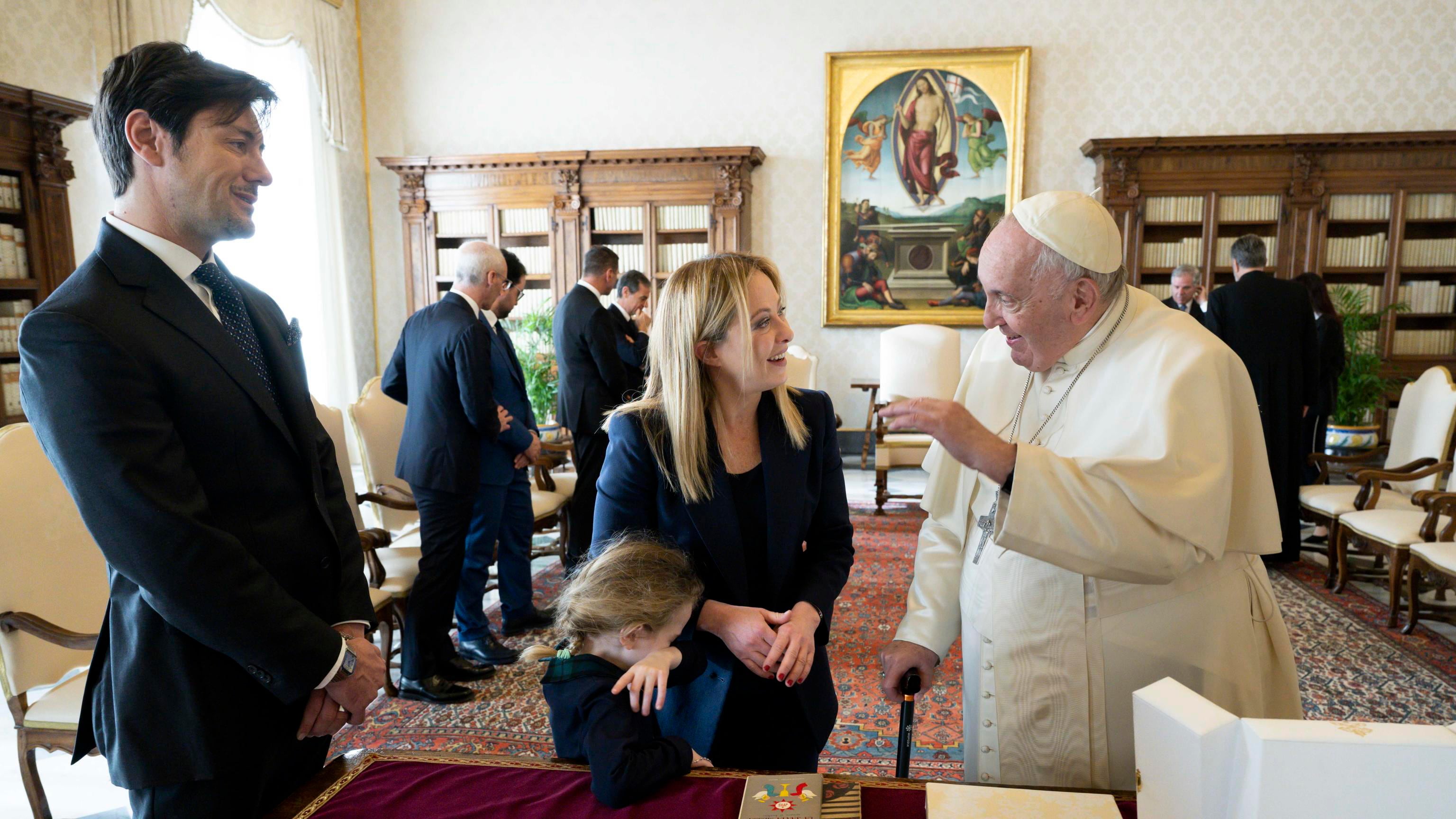 Meloni e la sua famiglia incontrano Bergoglio. "Un onore poter dialogare con il Santo Padre"