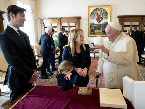 Meloni e la sua famiglia incontrano Bergoglio. "Un onore poter dialogare con il Santo Padre"