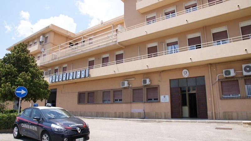 Litigano per un parcheggio e lo accoltella: in manette un anziano