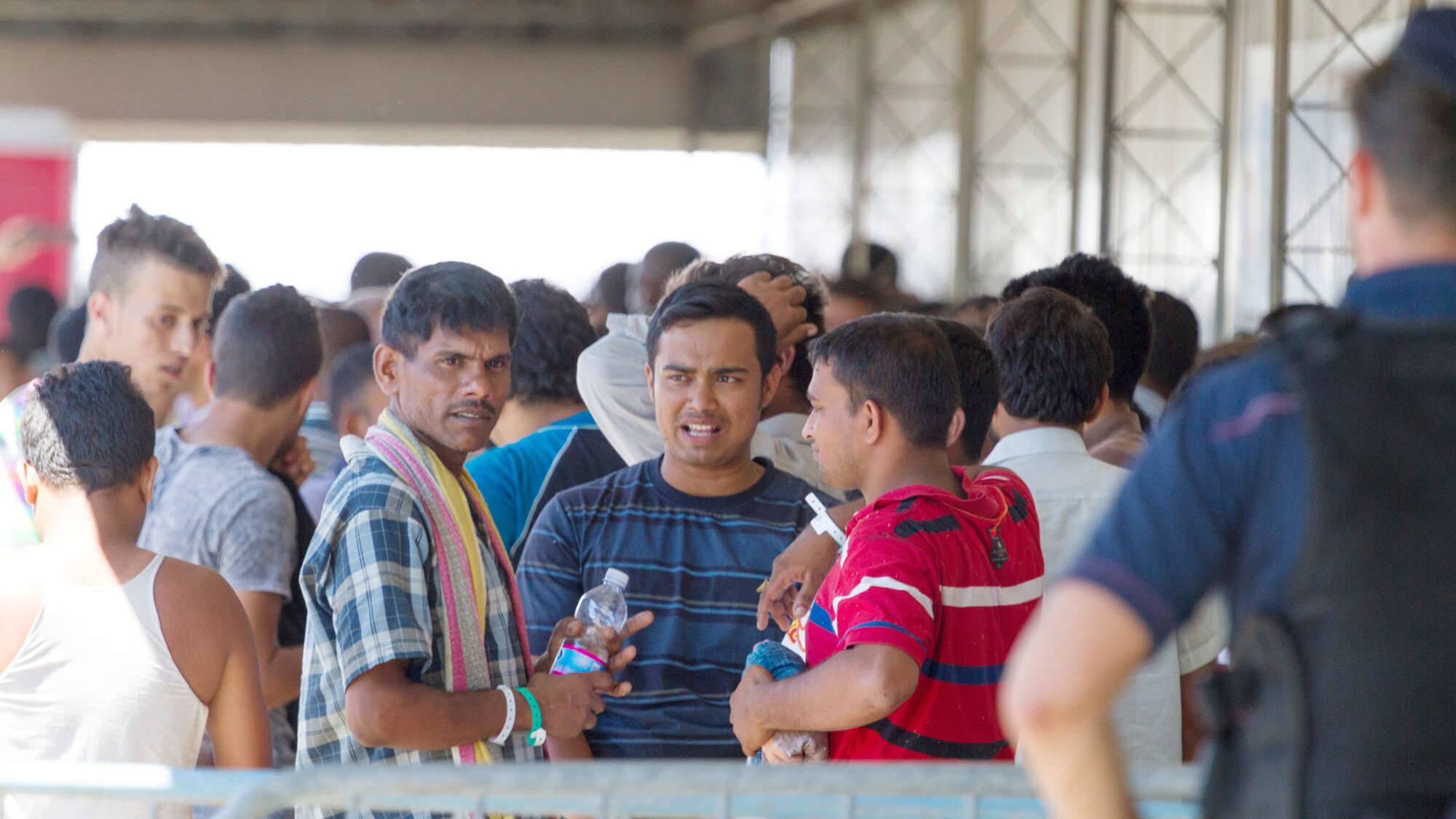 Calci e cinghiate a chi voleva uscire dalla stiva: l'ultima strage di immigrati