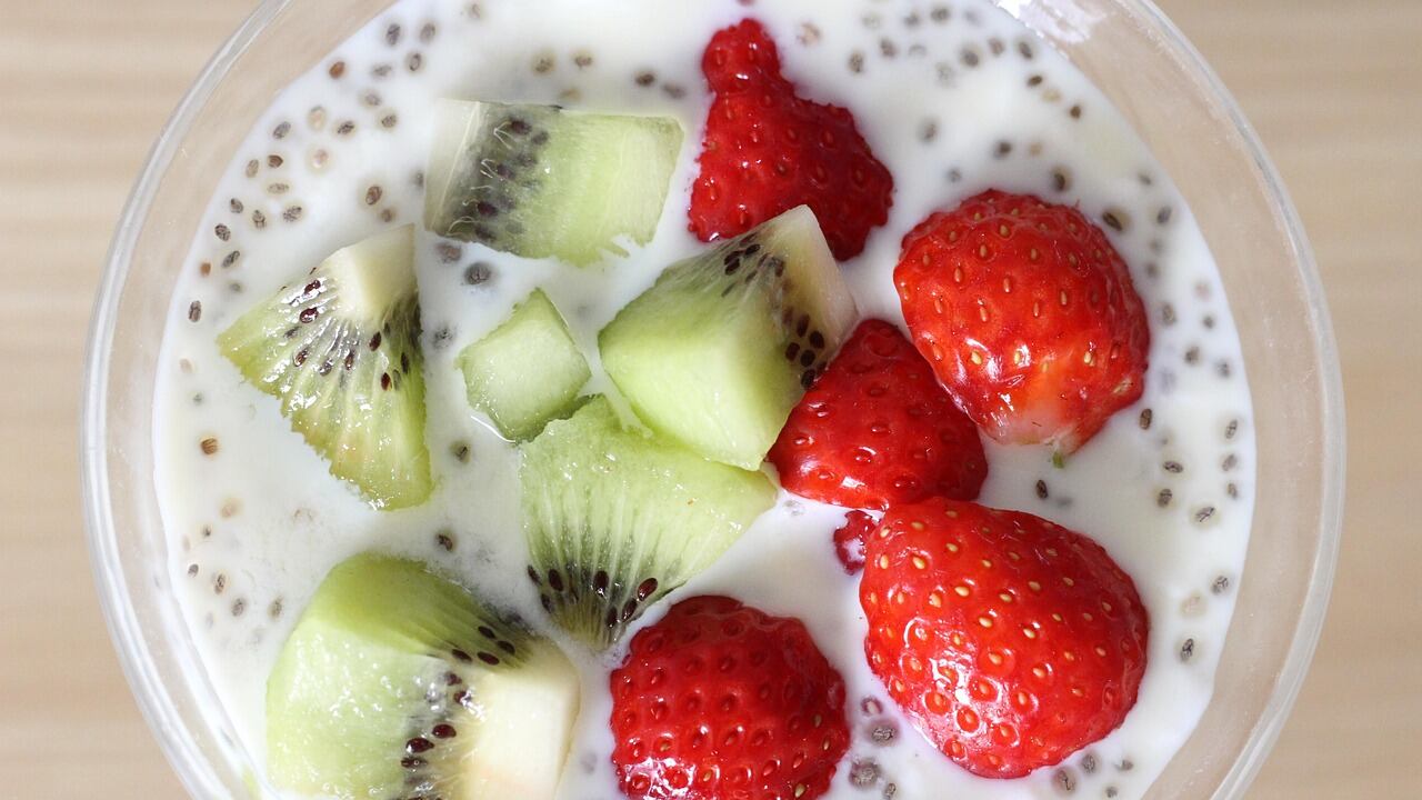 Perché fare colazione con lo yogurt greco: zero grassi, perfetto per la dieta e con benefici a muscoli e ossa