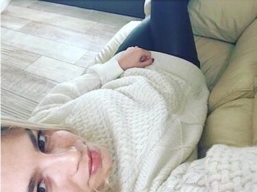 Emma Marrone, sexy in calze a rete 11