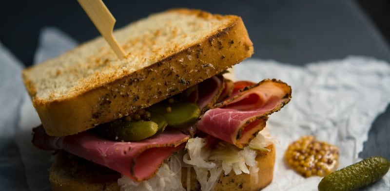 Panino con avanzi di carne e salumi