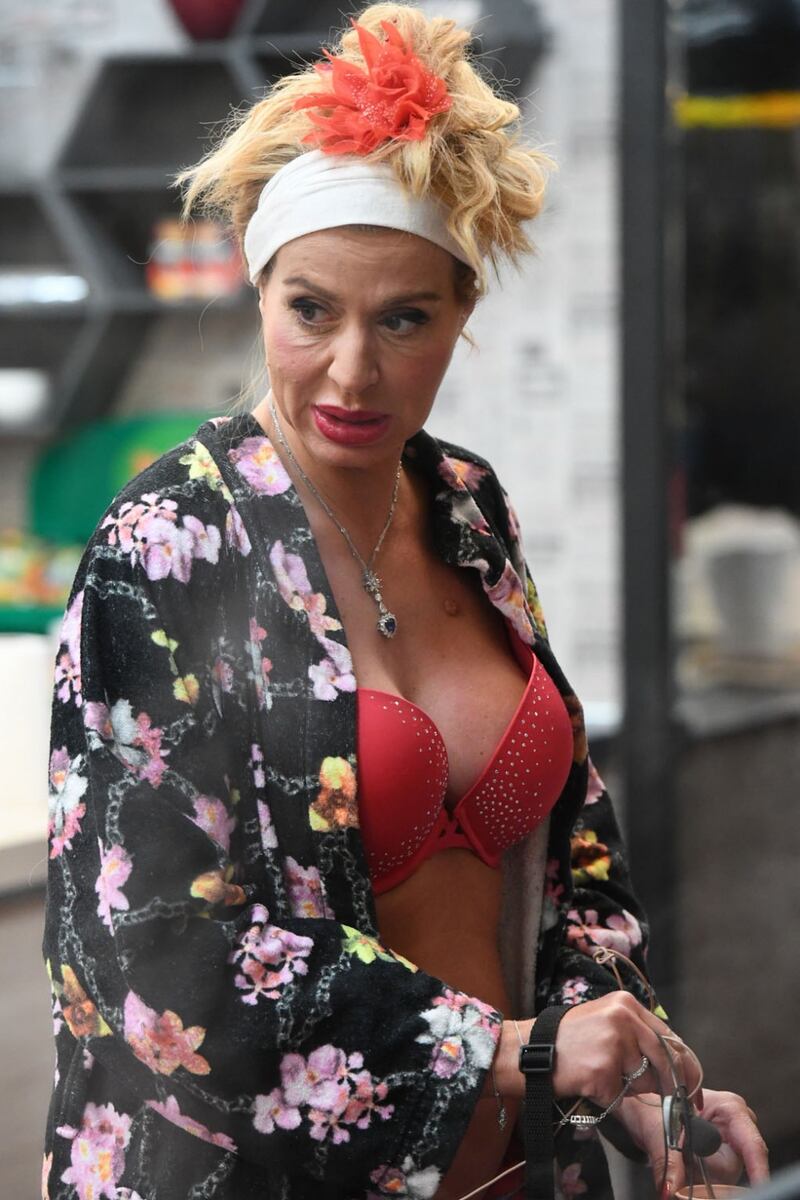 Grande Fratello Vip: nudità, docce e momenti sexy 15