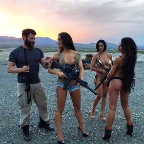 Poker, soldi e donne nude: è Dan Bilzerian il re di Instagram 20