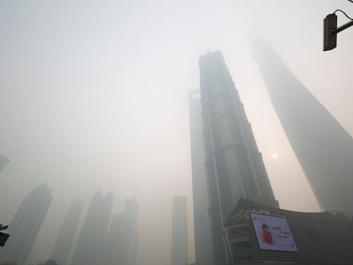 Shangai soffoca nello smog