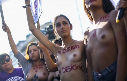 In Argentina è il "tetazo", per diffondere il topless 11