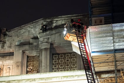 Paura a Milano, un uomo si arrampica sulla facciata della stazione Centrale