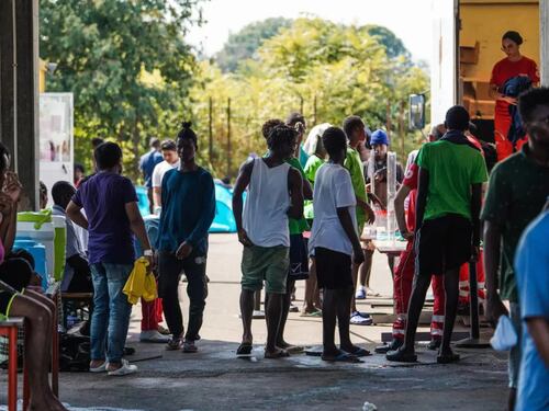 "Stop ai furbetti dell'età". Stretta del governo sui migranti finti minorenni