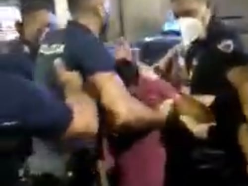 Irruzione dei no vax in chiesa: calci e pugni ai poliziotti