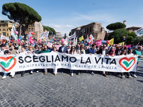 Piazza per la Vita a Roma: Allarme di Fontana: “Serve una svolta contro il declino demografico”