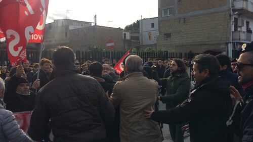 Di Maio nel suo liceo: contestato da studenti e lavoratori 10