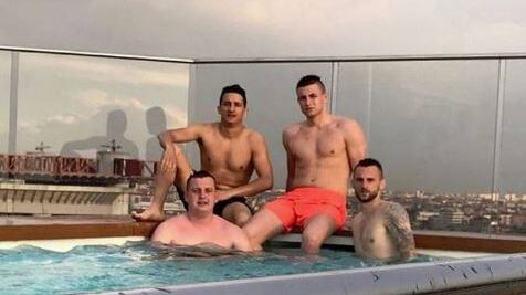 Brozovic fa il bagno in piscina: i tifosi dell'Inter insorgono sul web