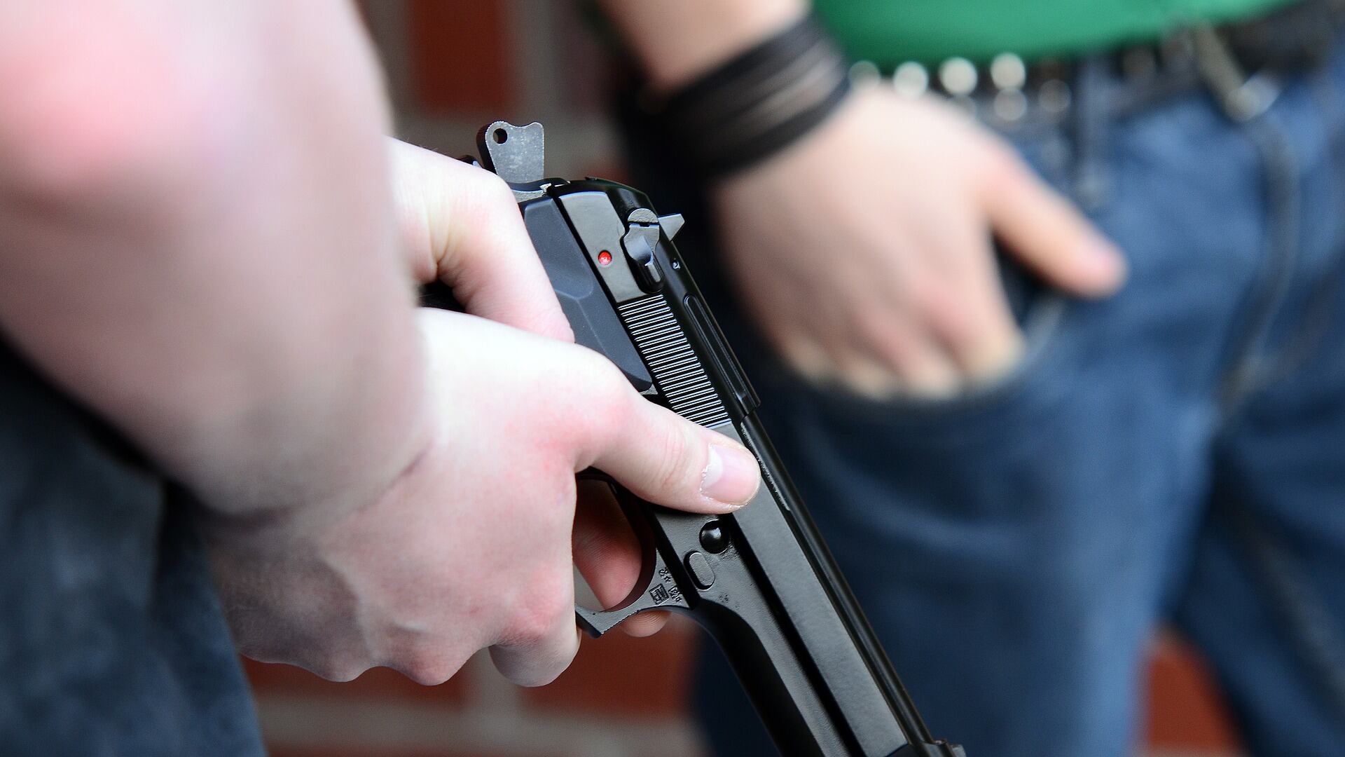 Pistole finte in aula per fare video per i social: choc in una scuola di Napoli