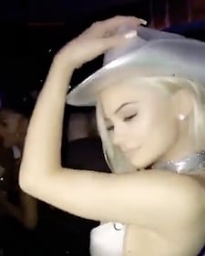 Kylie Jenner, scollatura hot alla serata taco 7