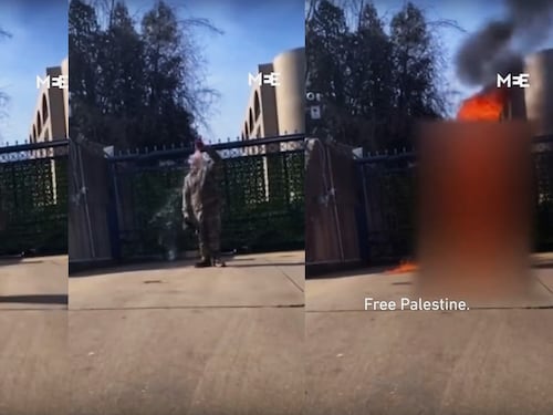 Militare dell'Air Force si dà fuoco davanti all'ambasciata israeliana: Non sarò complice del genocidio"
