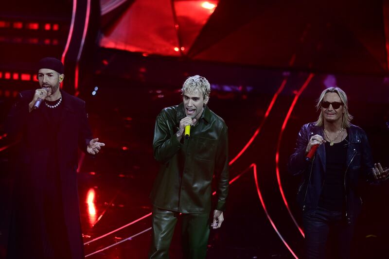 Sanremo 2024: ecco il look della quarta serata del Festival di Mr.Rain 4