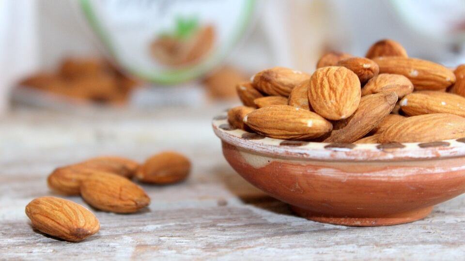 Mangiare mandorle prima dei pasti riduce la glicemia, lo studio