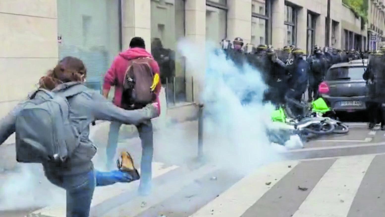 Tutti contro Marine. La Francia in piazza "riunisce" la gauche che schiera pure i vip