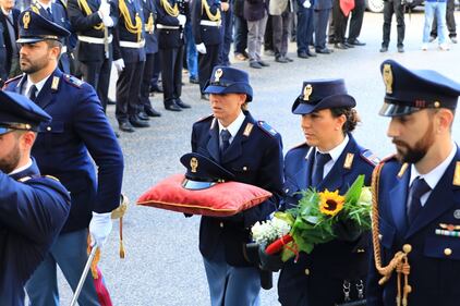 Sparatoria Trieste, in migliaia salutano gli agenti uccisi 4