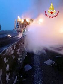 Lodi, cisterna in fiamme sulla A1 4