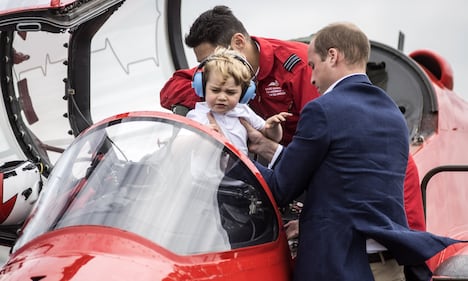 Che capricci, principe George! Tutte le foto alla base militare della Raf e dello "scivolone" sexy di Kate 11