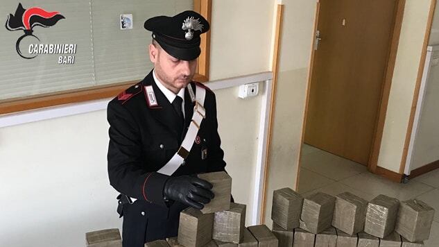 Bari, arrestato un uomo con 47 chili di hashish nel cofano dell'auto
