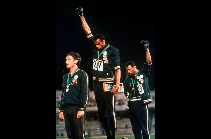 Tommie Smith e John Carlos sul podio dei 200 metri ai Giochi di Città del Messico nel 1968
