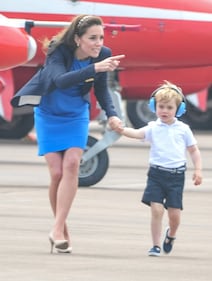 Che capricci, principe George! Tutte le foto alla base militare della Raf e dello "scivolone" sexy di Kate 31
