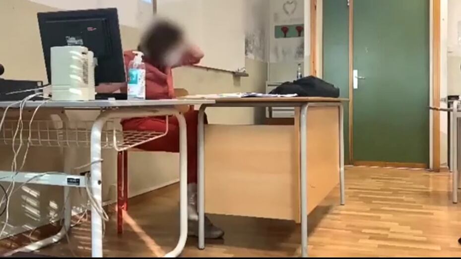 La prof umiliata dagli studenti sui social: "I genitori sono dalla loro parte"
