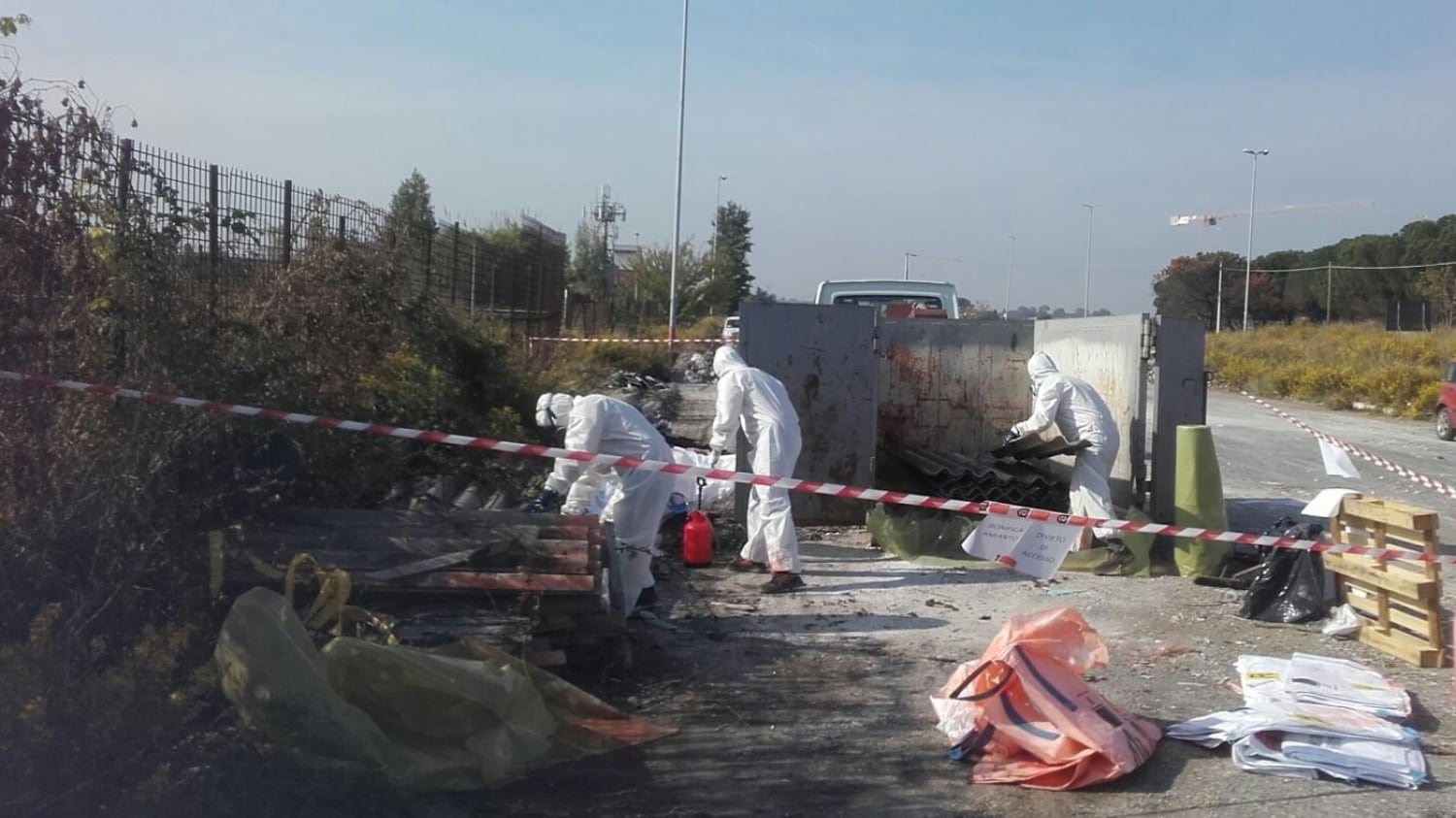 La maxi discarica di Roma: 110 tonnellate di rifiuti (c'è anche l'amianto)