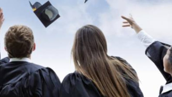 Taranto, muore di tumore: nella bara la pergamena della laurea