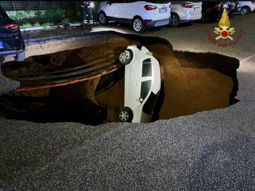 Choc a Roma, mega voragine di 10 metri inghiotte due auto