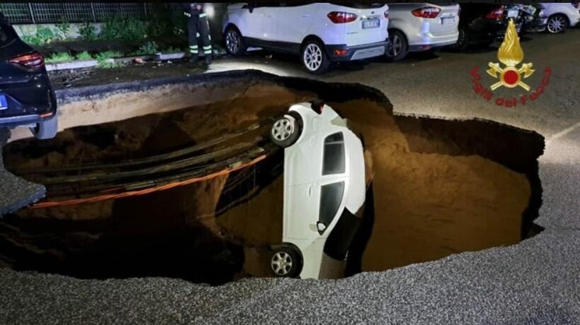 Choc a Roma, mega voragine di 10 metri inghiotte due auto