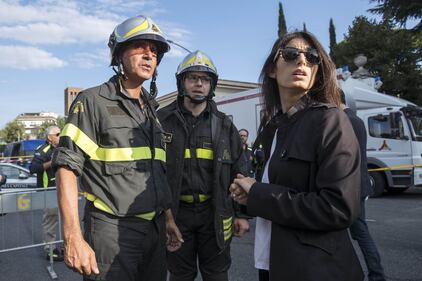 Il siparietto della Raggi sul luogo del crollo 1