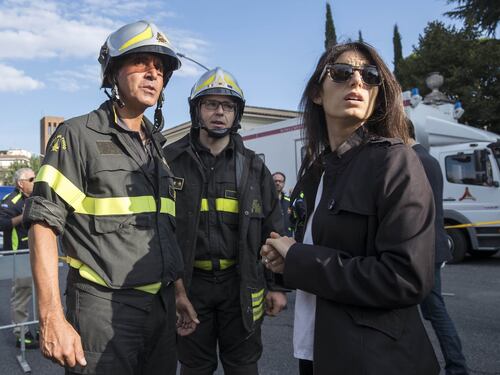 (Visti i tempi) la Raggi si mette in testa il caschetto