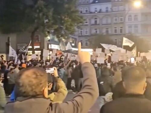 Sharia e Califfato: l'islam in piazza ad Amburgo incombe sull'Europa