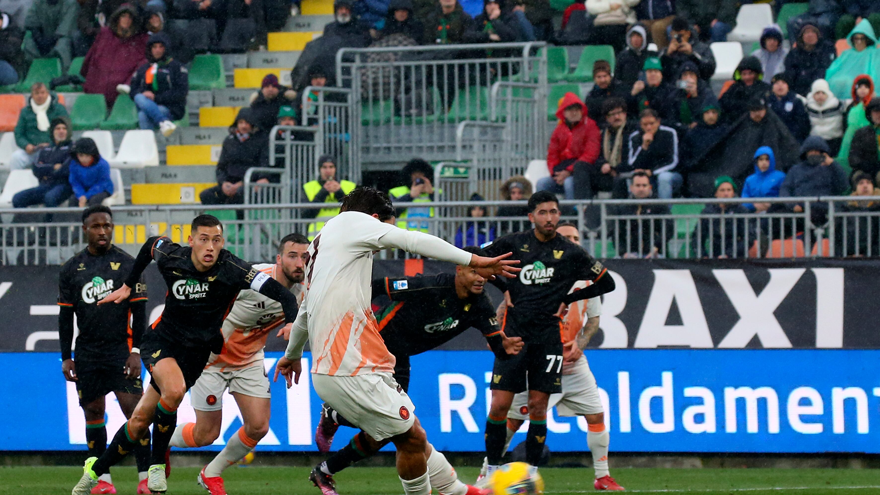 Manita della Lazio al Monza, alla Roma basta un rigore di Dybala