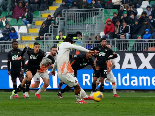 Manita della Lazio al Monza, alla Roma basta un rigore di Dybala
